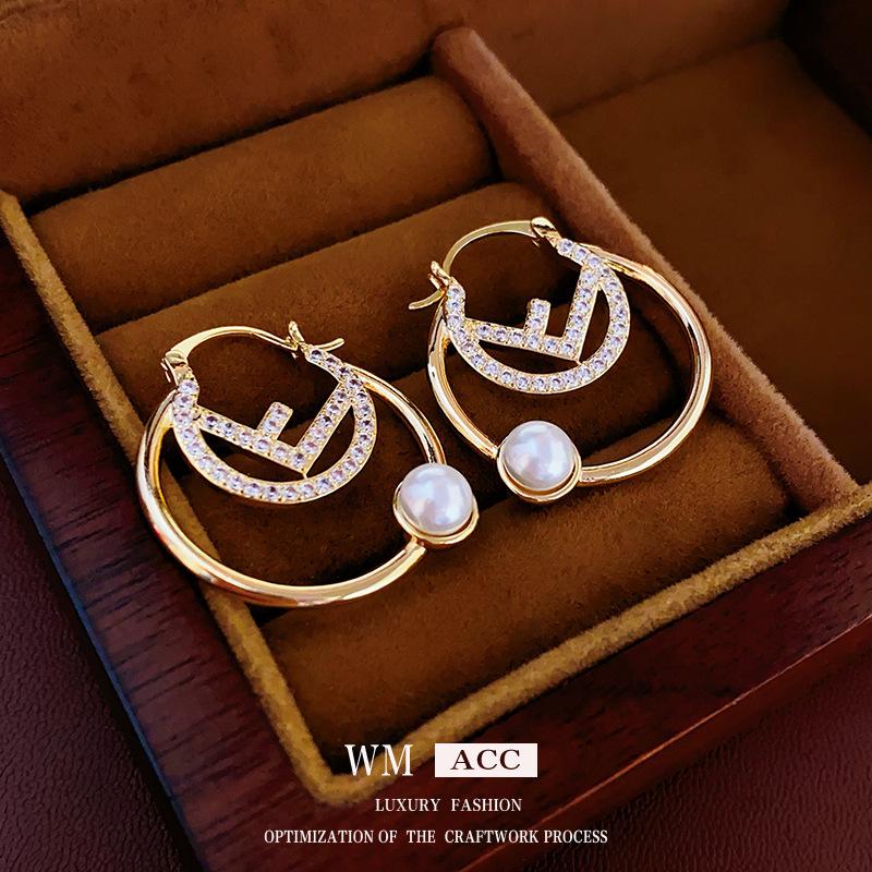 Циркониевые золотые серьги-каффы с буквой D: Женские серьги-пусеты класса люкс с универсальным нишевым дизайном.