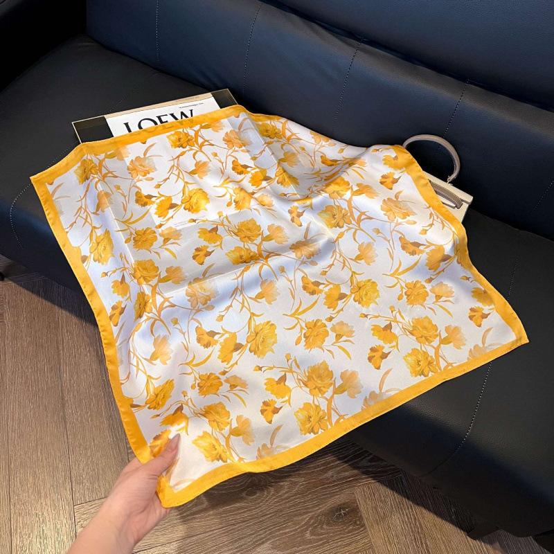 Retro silk scarves for women's new high-end accessories, neck small square scarf, scarf waist, fashionable and versatile, and gifts can be given.