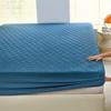 Стеганая водонепроницаемая простыня однотонная нескользящая синяя защита для матраса