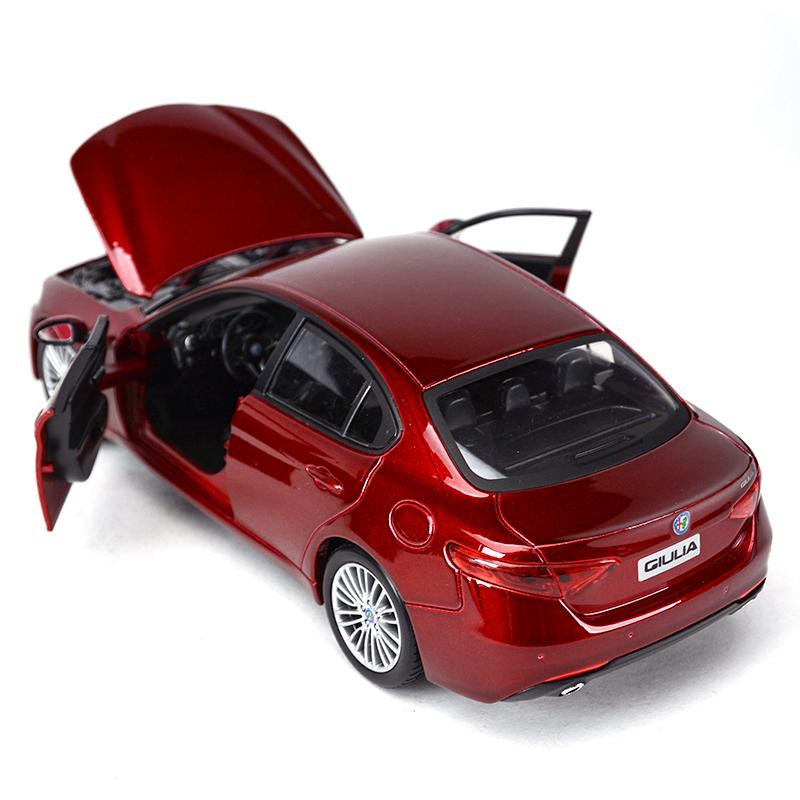 QGDM1 Bburago 1:24 Alfa Romeo Giulia Sports Car Static Die Cast Vehicles Collectible Model Car Toys