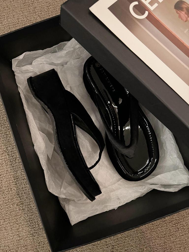 Internet celebrity new beautiful red flip-flops platform slippers women wear 2025 summer new beach muffin sandals