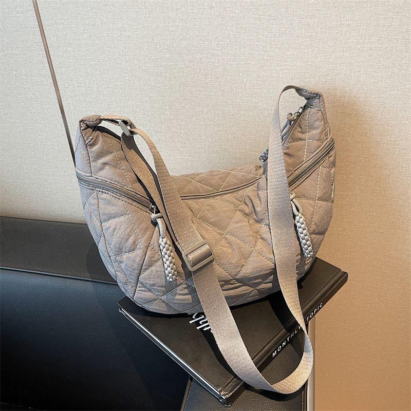 Высококачественные сумки для женщин Большой вместимости Модные модные Нишевые нейлоновые универсальные сумки через плечо в форме пельменя