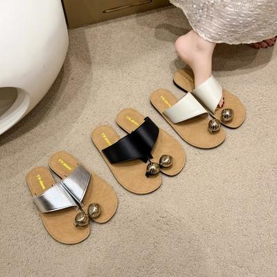 Корейская мода металлическая пряжка закрытый носок шлепанцы женские летние Нового года новые на плоской подошве удобные однословные прохладные шлепанцы