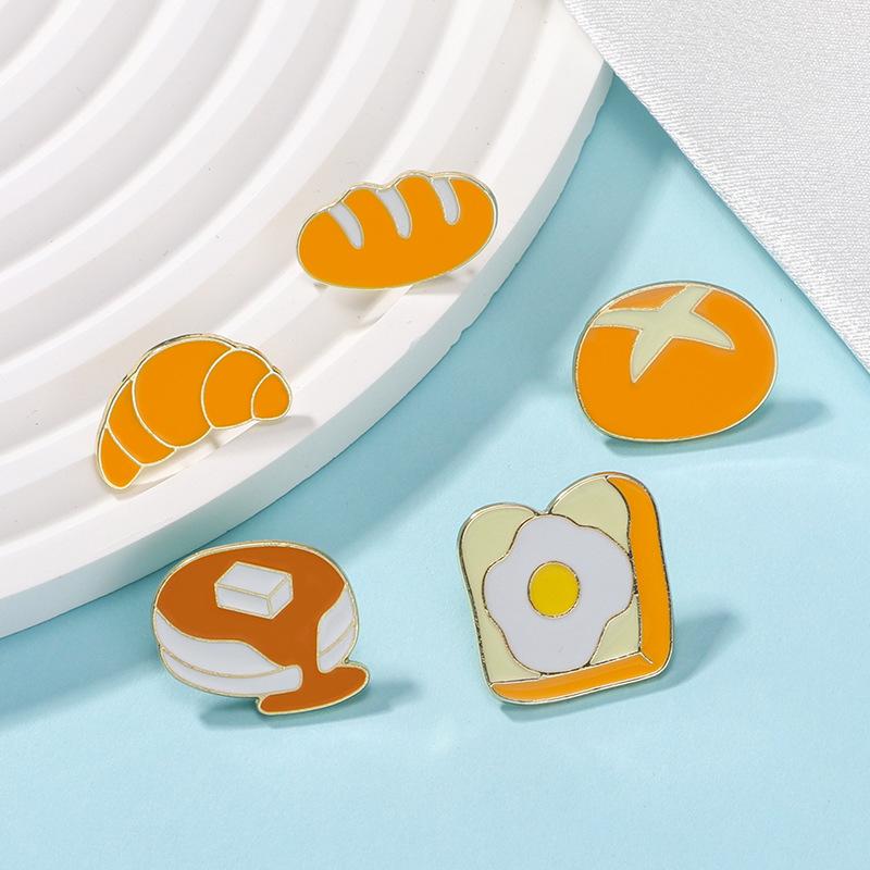 New food bread metal brooch personalized clothing accessories, cute brooch gourmet omelette brooch buckle