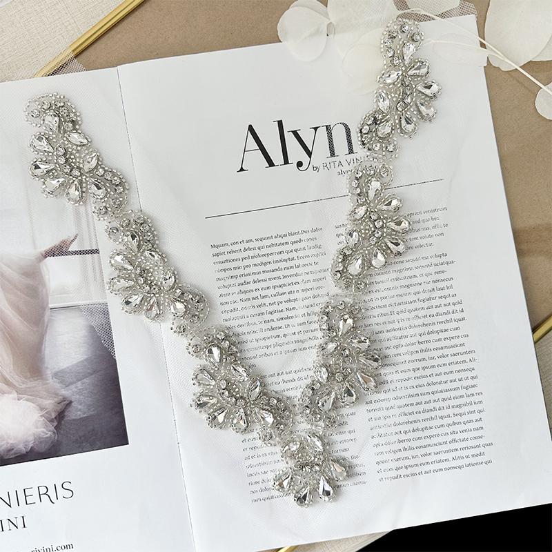 Аксессуары для шитья своими руками: аппликация из бисера и страз для V-образного выреза, кружевная сетка, бант, нашивки, одежда, платья, аксессуары для шитья.