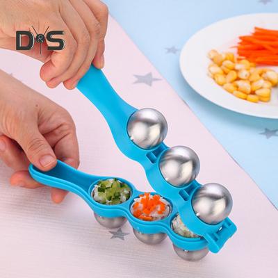 Быстрое формирование группы Встряхните рисовый шарик. Весело привлекательные творческие дети встряхните рисовый шарик.