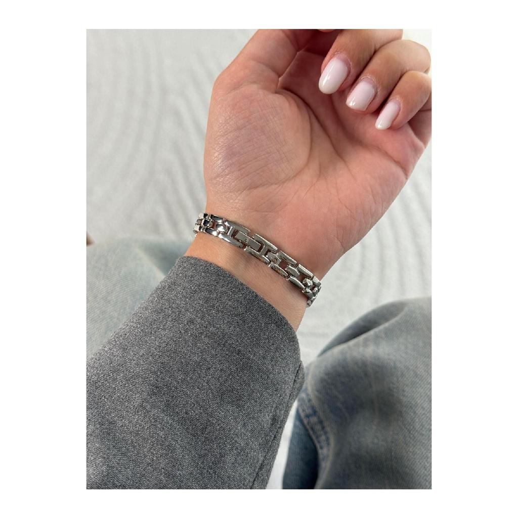 Verda Special Design Thin Strap Vintage Women's Wristwatch Silver Color (red Dial)