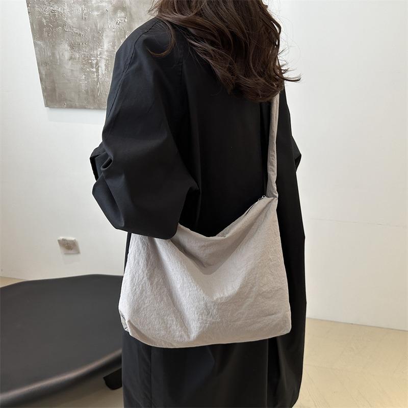 Новая модная повседневная сумка-тоут с простым и красивым осенним дизайном, большой вместимости, с драпировкой, через плечо, кроссбоди, персонализированная