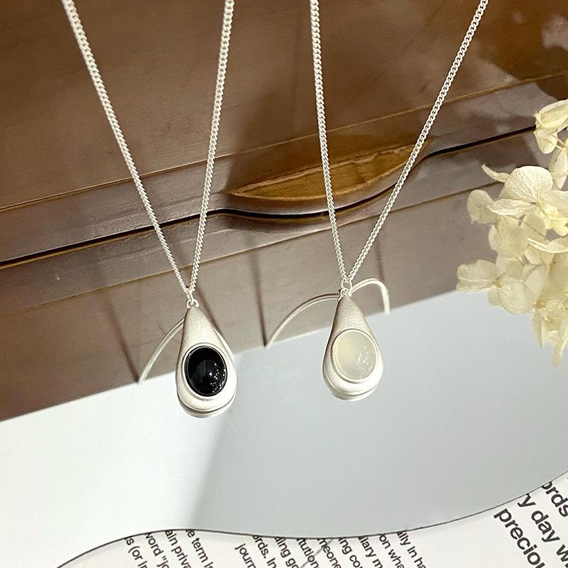Ожерелье с каплями воды из овальных черных и белых камней с эксклюзивным чувством, модной индивидуальностью и цепочкой на ключицу в холодном стиле