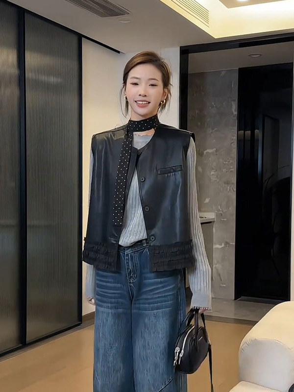 Весенне-летняя жилетка из ПУ кожи 2025 года с кружевной отделкой по низу - Дизайн без рукавов