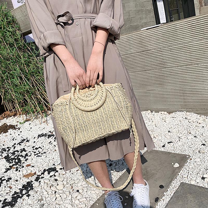 Наплечная соломенная сумка