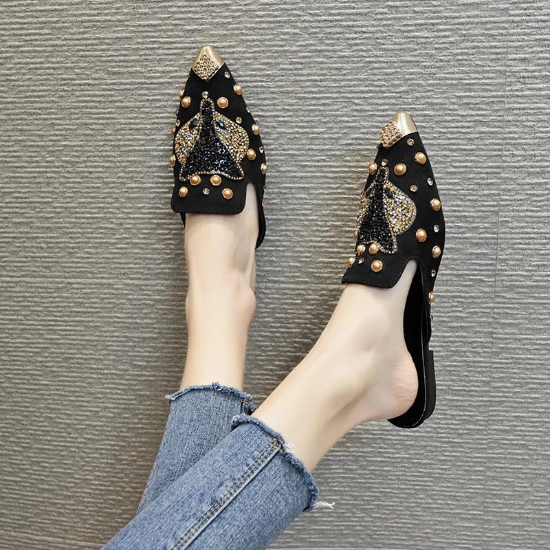 Новые летние стильные дышащие уличные полускользящие тапочки на низком каблуке с металлическим острым носком повседневные модные плоские тапочки для женщин