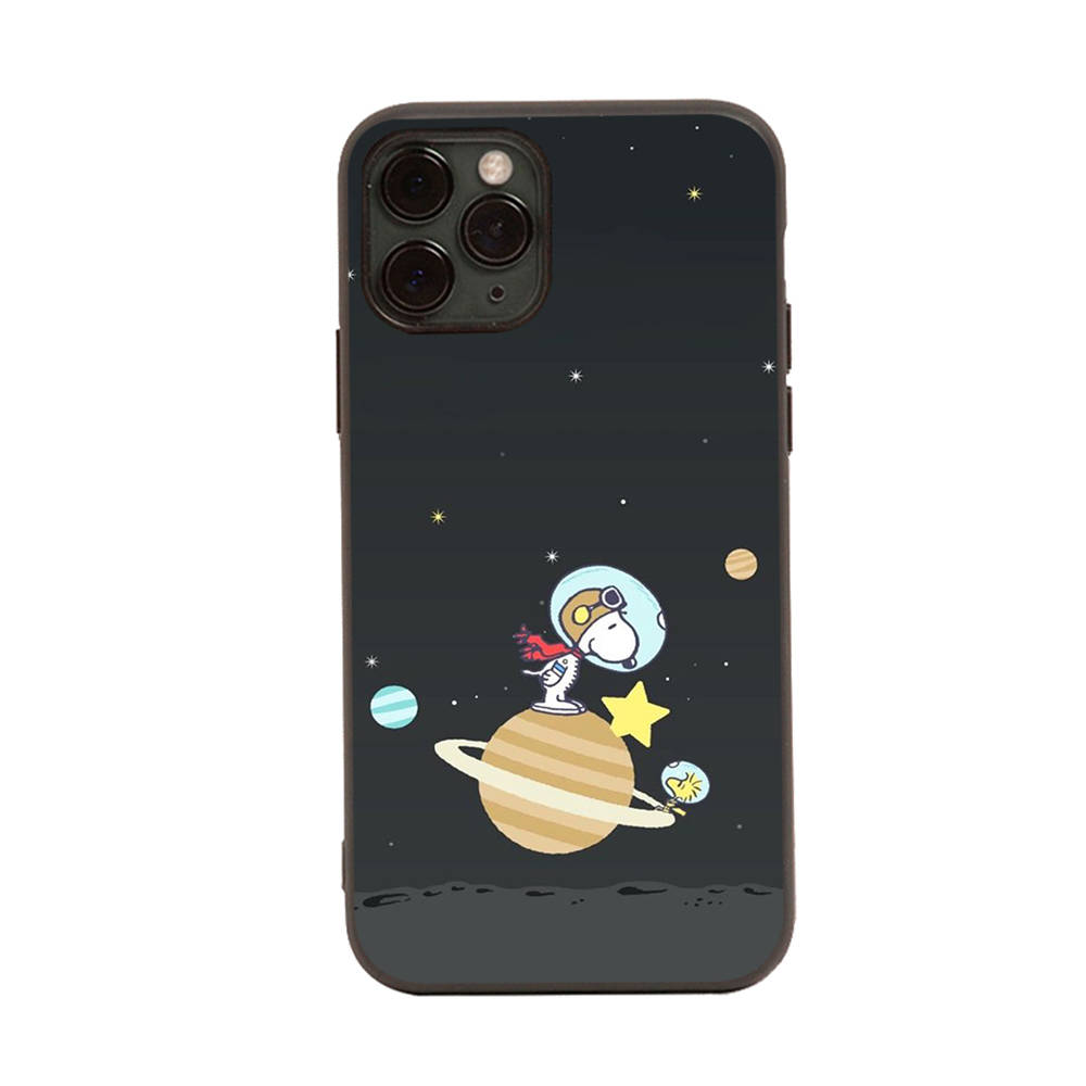 SM4 Snoopy Cartoon Black Sofe Case для iPhone 16 15 Plus 14 13 Pro 8 SE XR XS Max P30 Nova 5T Y5P Y6 Y7 Y8P Y9 Realme C30 C33 C31 VIVO Y36 V27