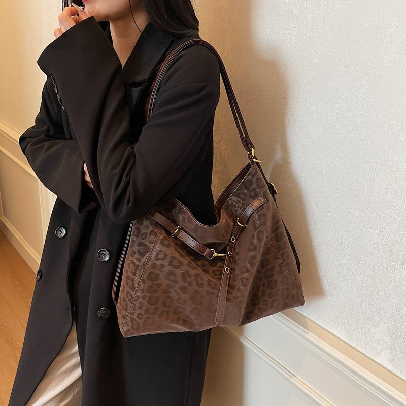 Женская сумка-тоут 2025 новая большая вместительная сумка-рюкзак для поездок в стиле ретро, повседневная уличная трендовая на плечо, дорожный рюкзак