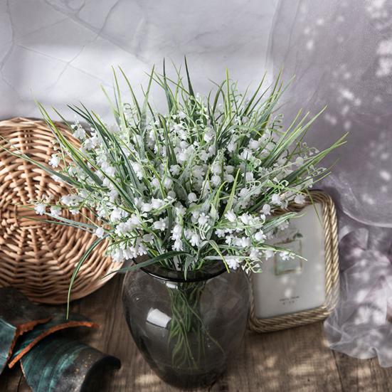 Привлекательный макет сцены из искусственной травы. Яркий вид.