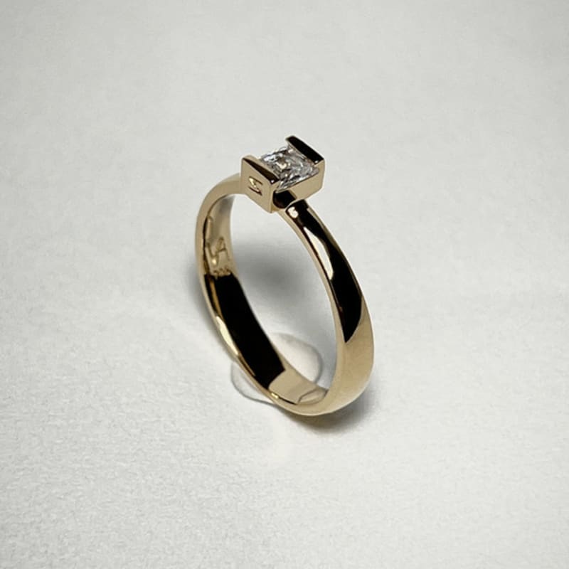 Vingt six Avril 3-r9 clear point square simple ring