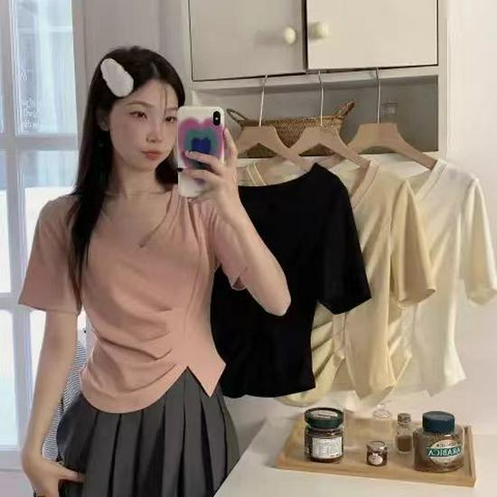 Женская футболка с короткими рукавами и V-образным вырезом, плиссированная - Летняя коллекция 2024 г.