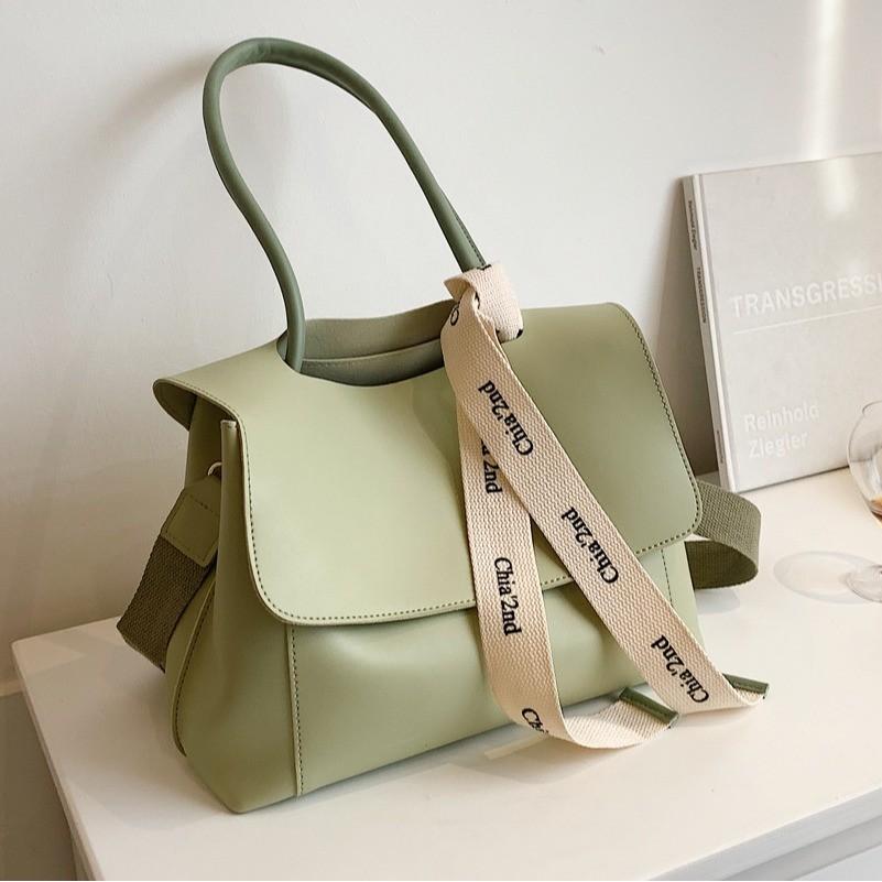 Fashionable Large Capacity Tote Bag With Top And Synthetic Leather Interior For Casual Outings