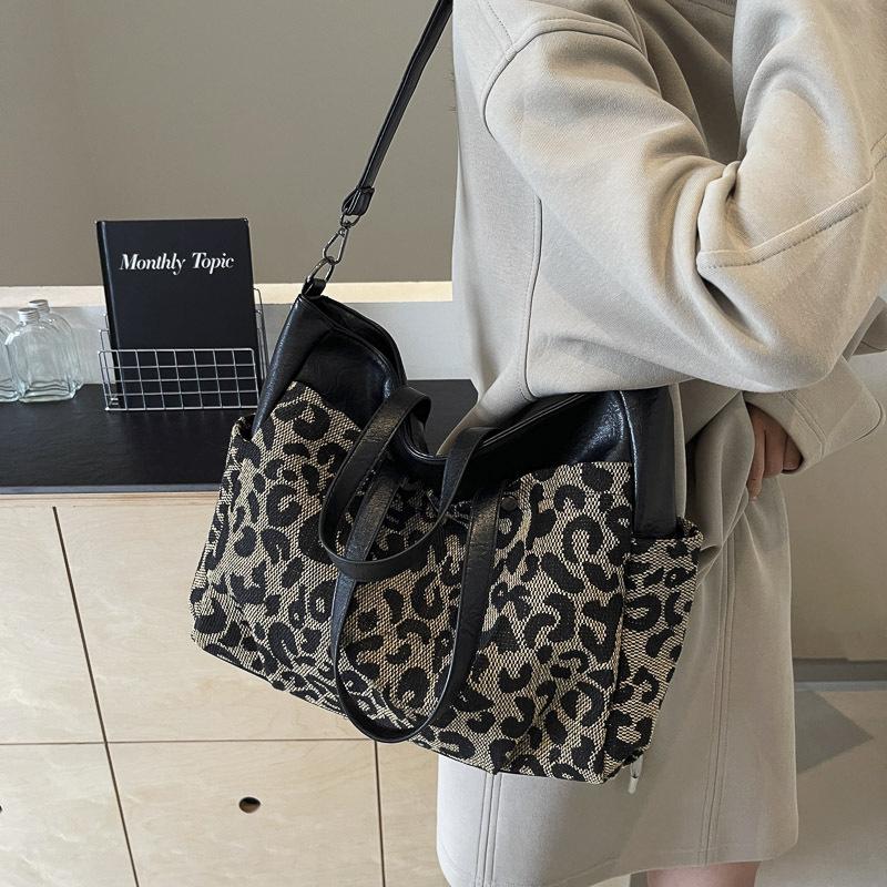 Сумка через плечо большой вместимости женская 2024 осень-зима новая трендовая корейская версия модная универсальная сумка с леопардовым принтом на одно плечо портативная сумка-тоут