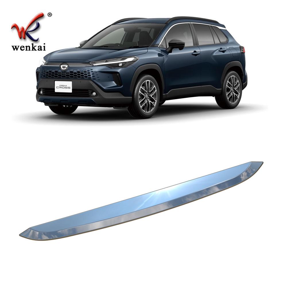 Декоративная хромированная полоса для капота Toyota Corolla CROSS (модель 25) от столкновений