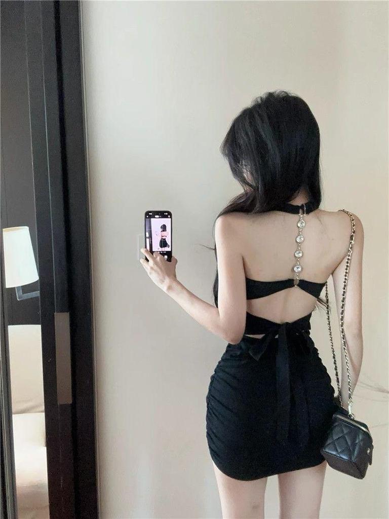 French High-End V-Neck Chain Waist-Cinched Halter Open-Back Short Dress with Pure Desire for Women