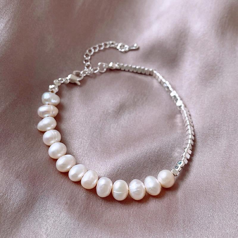 Freshwater pearl and silver bead bracelet, a delicate and elegant piece for women, featuring a fashionable design and shimmering, eye-catching