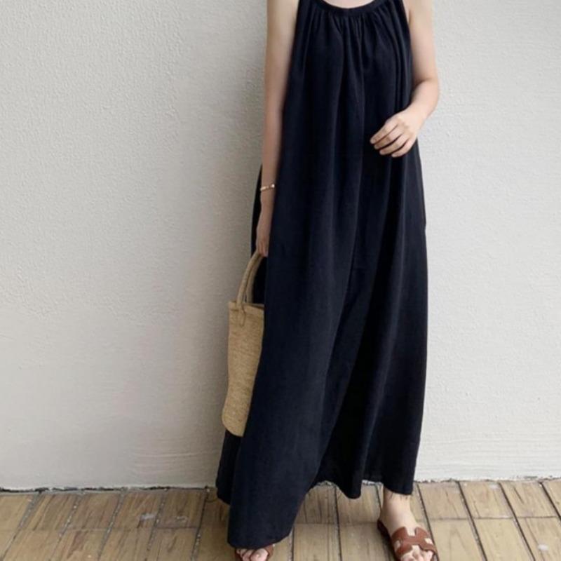 Платье без рукавов с бретелью через шею Свободное и облегающее платье без рукавов длиной выше колена