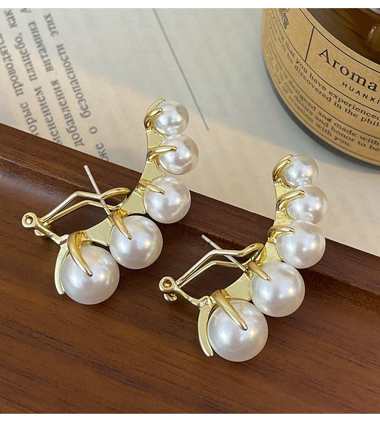 Silver needle light luxury Spice Girl pearl stud earrings temperament retro super flash earrings women's fashion high sense personalized earrings