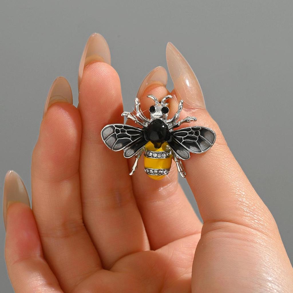 Элегантная брошь в виде пчелы со стразами - уникальный аксессуар в виде насекомого с эмалью