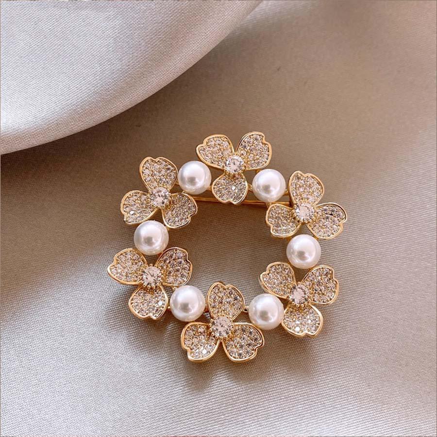 Summer Anti-Exposure Brooch: Fashionable and Luxurious Collar Pin for Women.