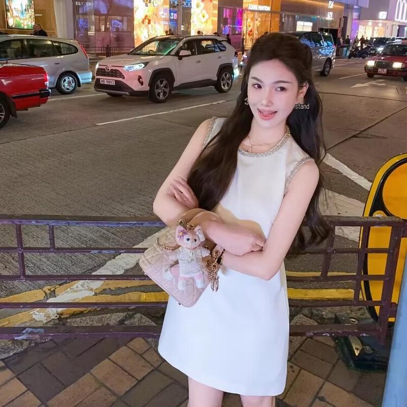 Женское элегантное белое мини-платье А-силуэта без рукавов