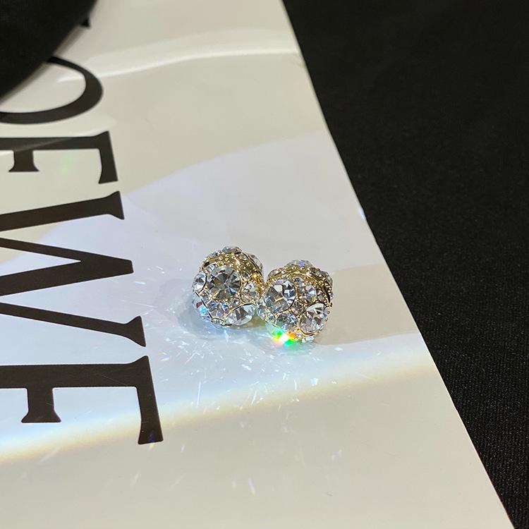 TikTok-Inspired Luxury Magnetic Diamond Ear Clips for Women - Korean Style, No Piercing Needed.