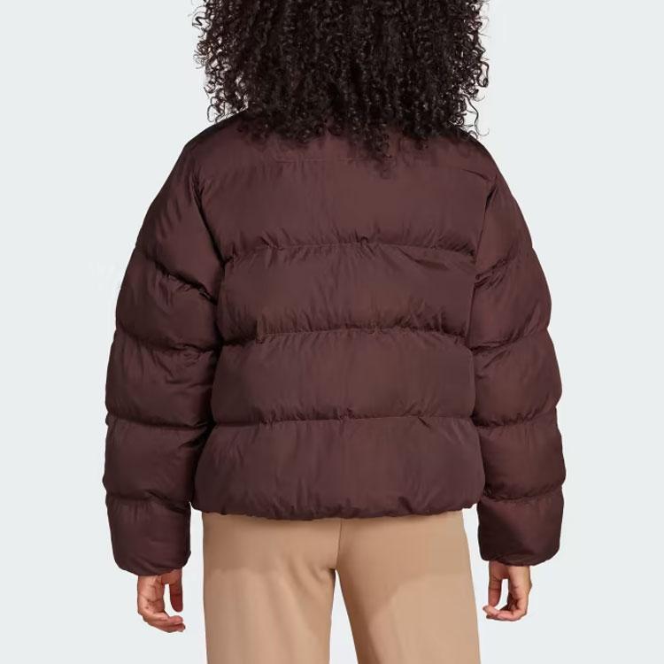 adidas Оригинальная короткая веганская пуховая куртка с однотонным логотипом и воротником-стойкой Женская верхняя одежда Шадоу-коричневый IJ8235