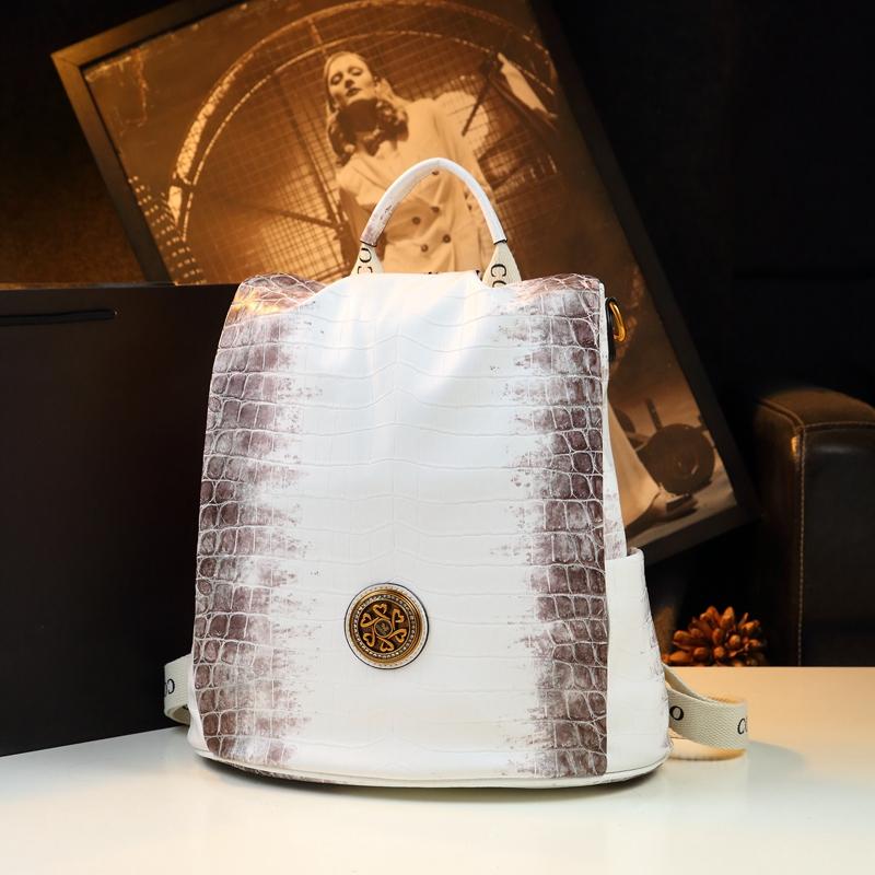 Белый кожаный рюкзак женский под крокодила 2024 новый большой вместимости для поездок и работы многофункциональный наплечный школьный