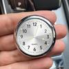 Светящиеся часы на приборную панель автомобиля с ночной подсветкой - Мини кварцевые часы для салона автомобиля со светящимися в темноте цифрами и креплением на вентиляционное отверстие