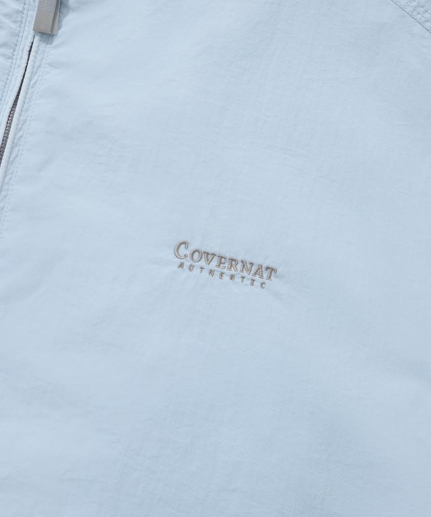 COVERNAT Удобная нейлоновая спортивная куртка светло-голубого цвета
