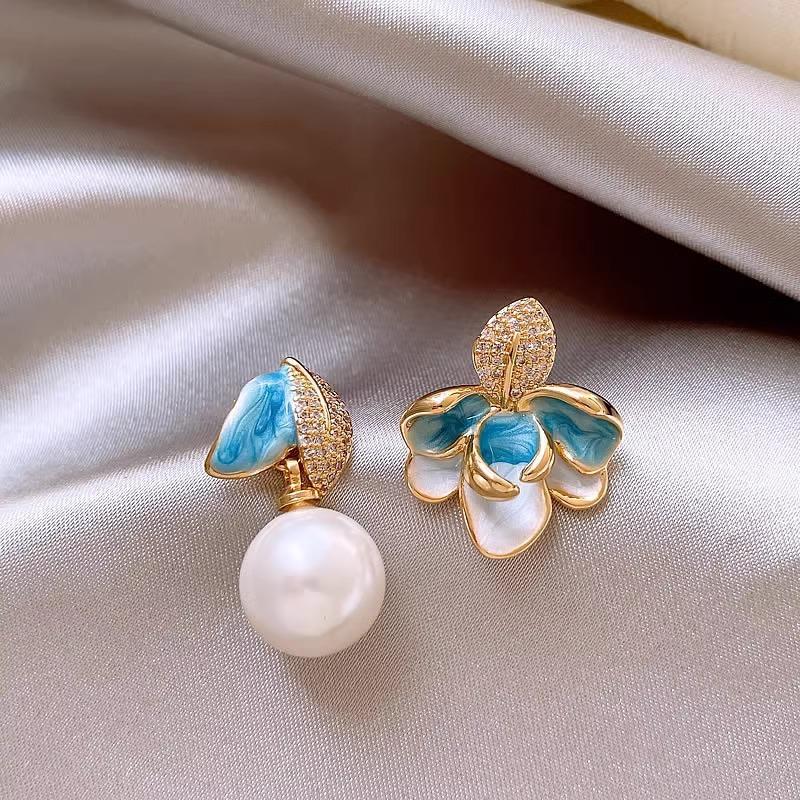 Light Luxury Exquisite Micro-inlaid Zircon Flower Earrings Elegant High-end Pearl Stud Earrings Niche Design Temperament Earrings