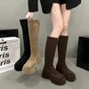 Модные зимние замшевые теплые сапоги до колена 2025 года, женские модные сапоги на танкетке и платформе, нескользящие, с толстой подошвой, увеличивающие рост, эластичные рыцарские сапоги