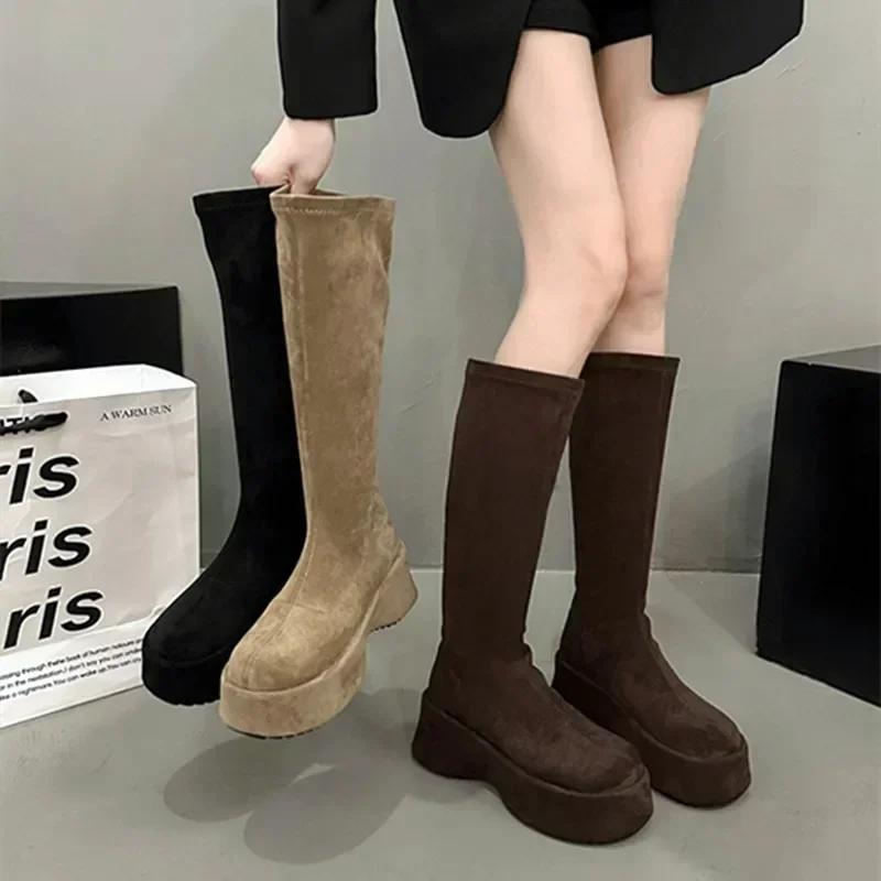 Модные зимние замшевые теплые сапоги до колена 2025 года, женские модные сапоги на танкетке и платформе, нескользящие, с толстой подошвой, увеличивающие рост, эластичные рыцарские сапоги