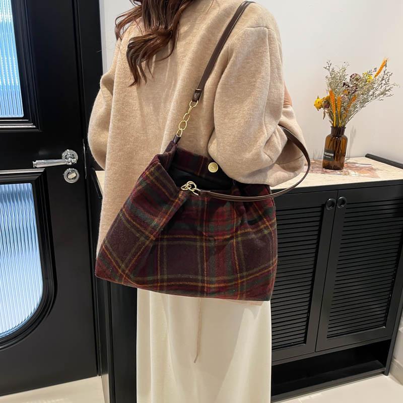 Woolen Plaid Underarm Bag for Women New Large Capacity Tote Bag Fashionable Commuter Retro One-shoulder Handbag