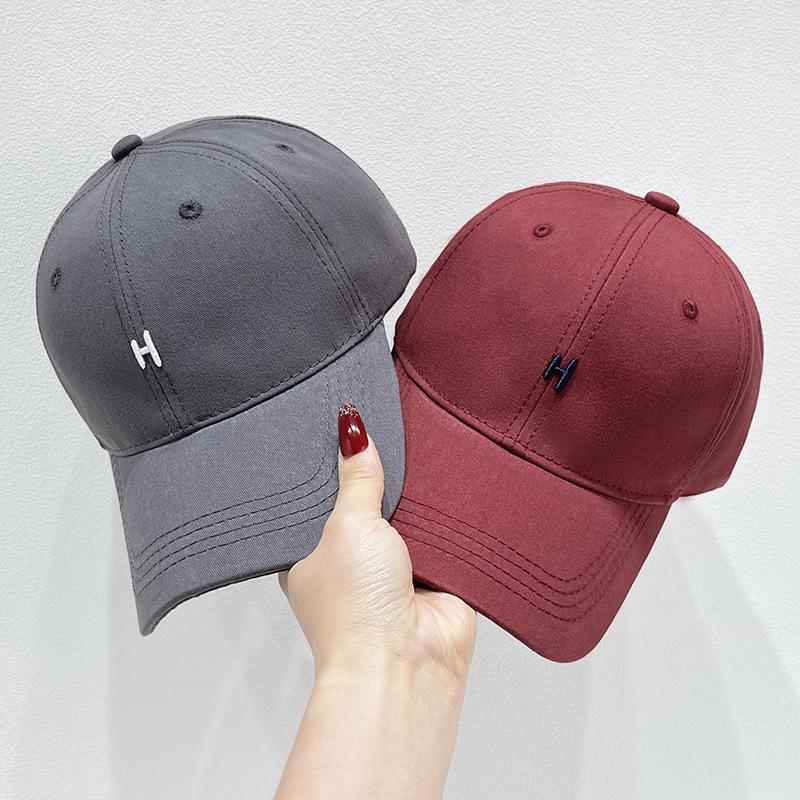 The new Japanese soft-top baseball hat for men and women is simple and versatile, and the small H letter embroidered cap has a curved brim to show