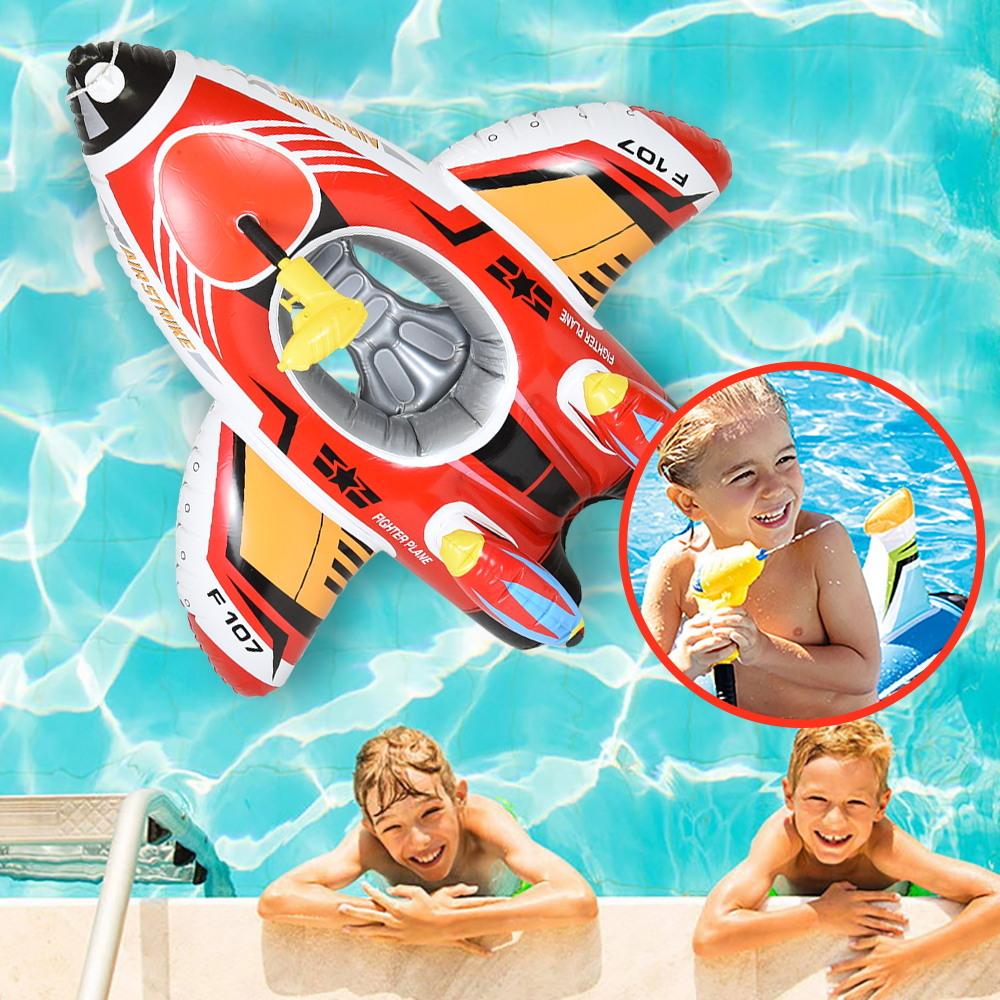 Надувной мультяшный самолет, надувные плавательные круги. Шезлонг в летних забавных надувных кругах для плавания.