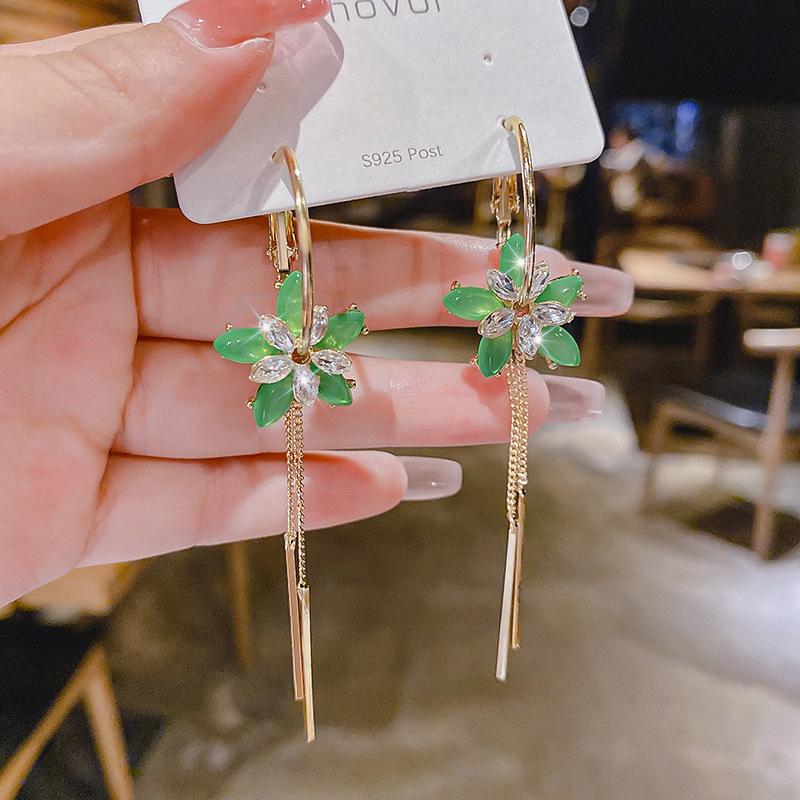 Летние серьги в корейском стиле с зелеными цветами - Элегантные, универсальные, милые пусеты для свежего, модного образа