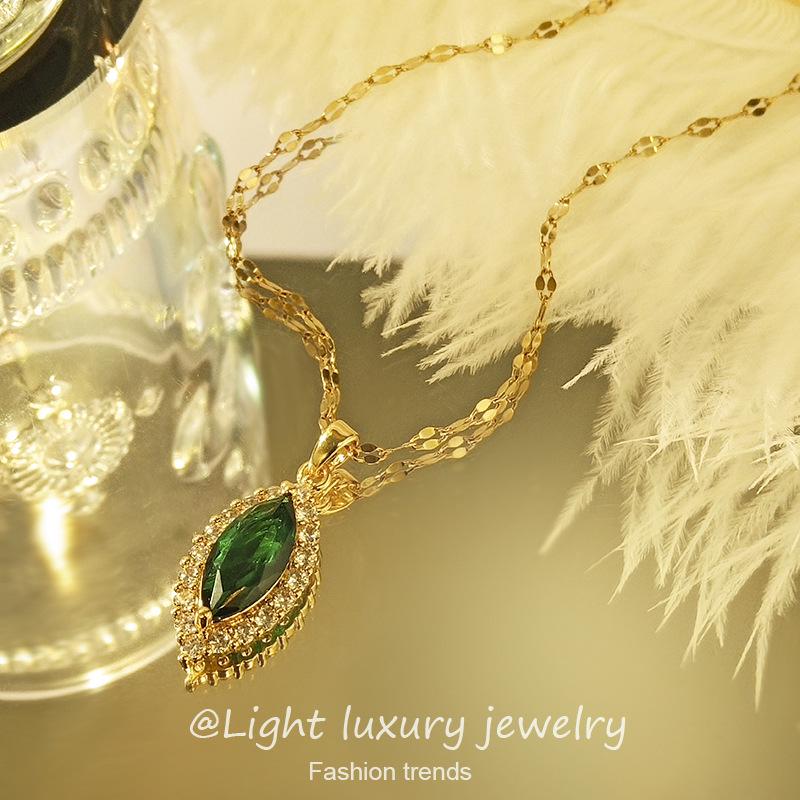 Подвеска-ожерелье Изумрудная бабочка: Роскошная титановая стальная ключичная цепочка для женщин