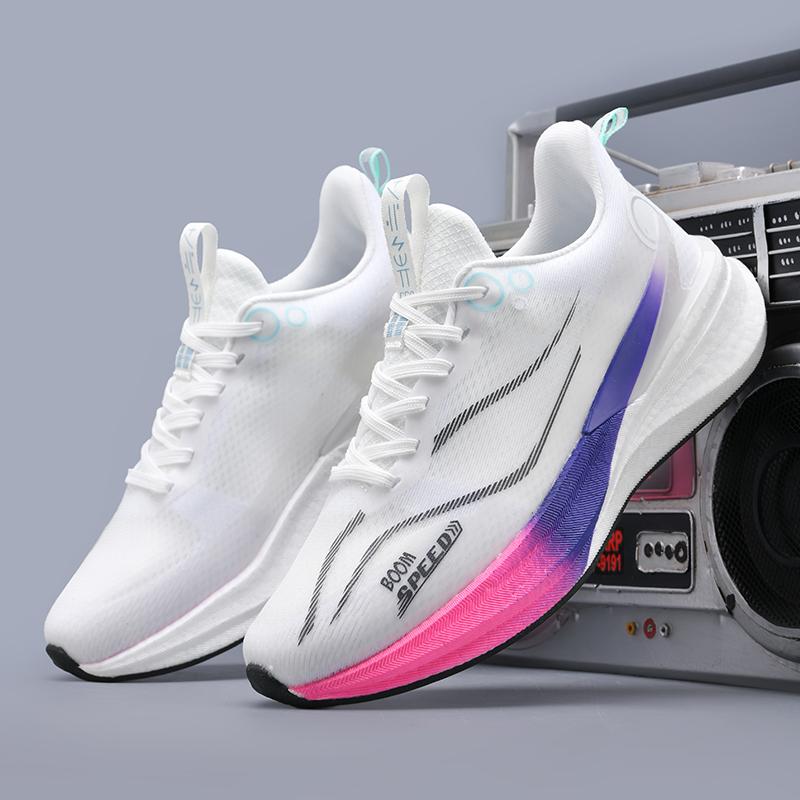 Single tail goods are breathable, leak picking, shock absorption, platform-soled sports shoes, and running shoes are withdrawn from the cabinet.