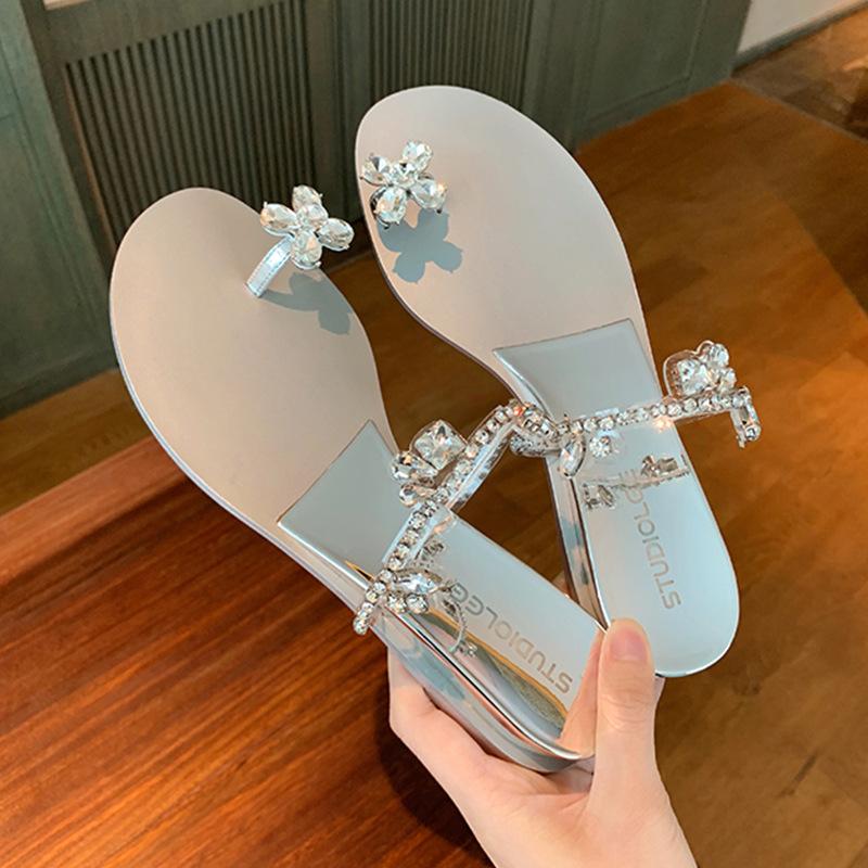 Сандалии на каблуке со стразами, женские летние пляжные тапочки в стиле феи с плоской подошвой и клипсой на носке