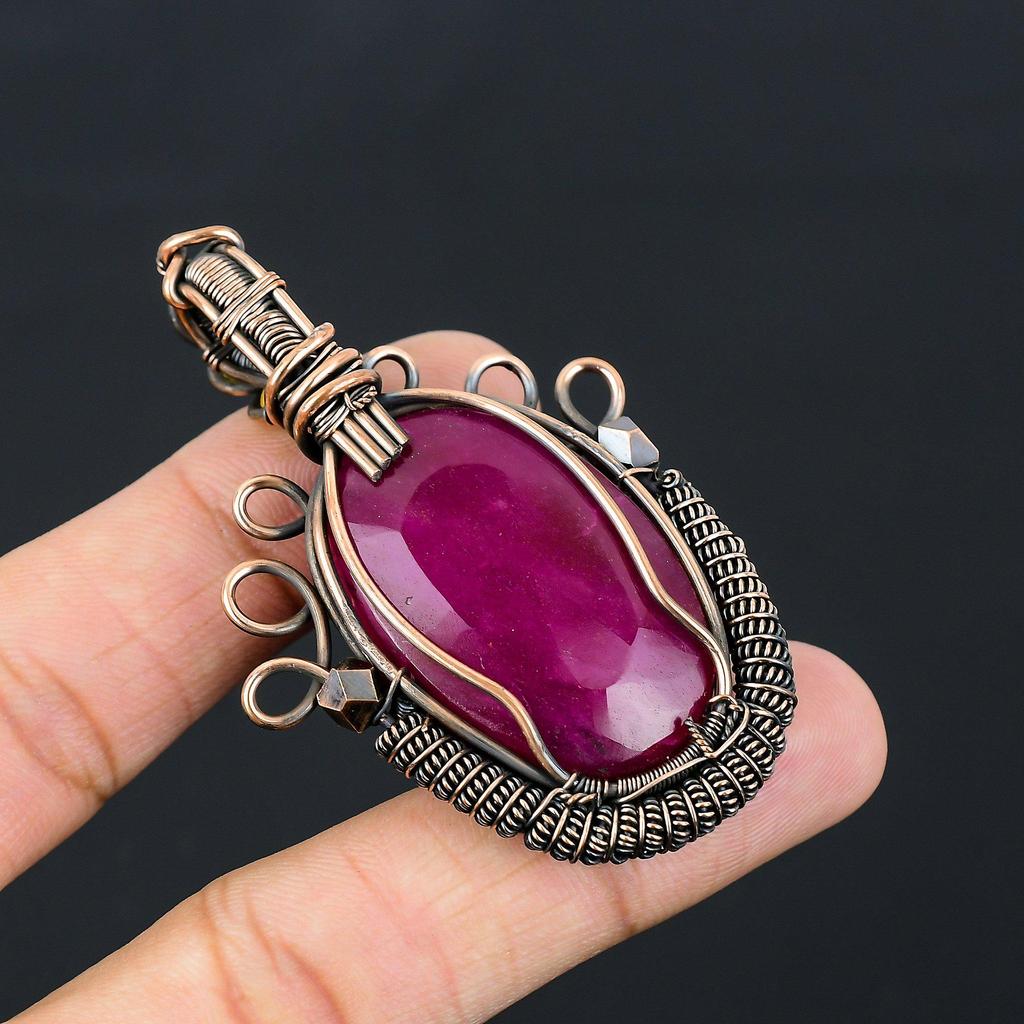 Созданный в лаборатории рубиновый драгоценный камень из чистой медной проволоки, обернутый ювелирными изделиями ручной работы