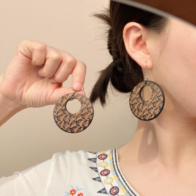 Retro Style Wood Carved Earrings Niche Design Round Earrings Femininity Literary Earrings