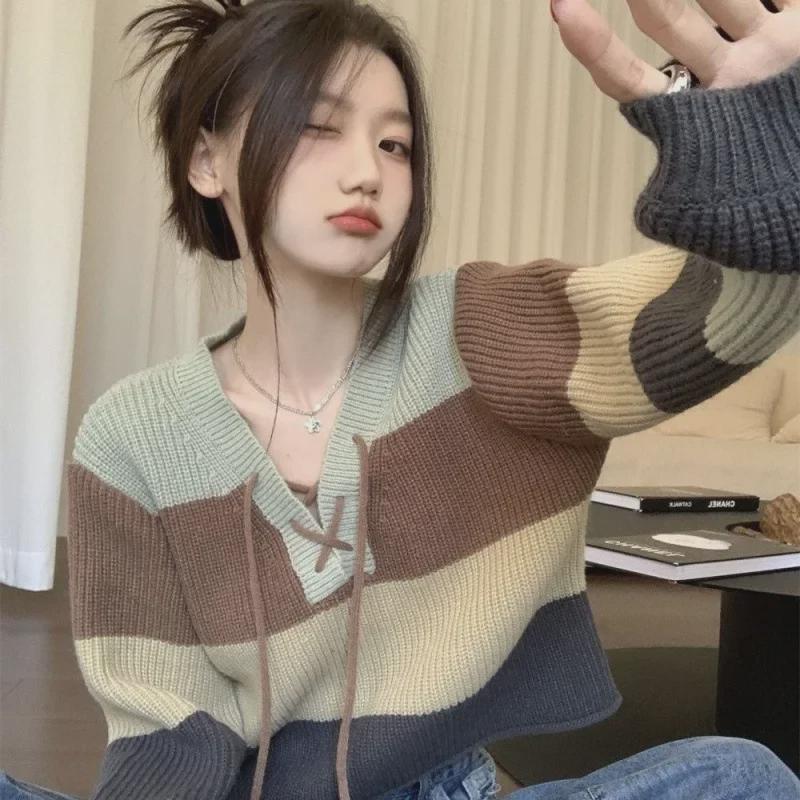 Женский полосатый теплый вязаный свитер: Длинный рукав, свободный крой, универсальный короткий топ на весну 2024 г.