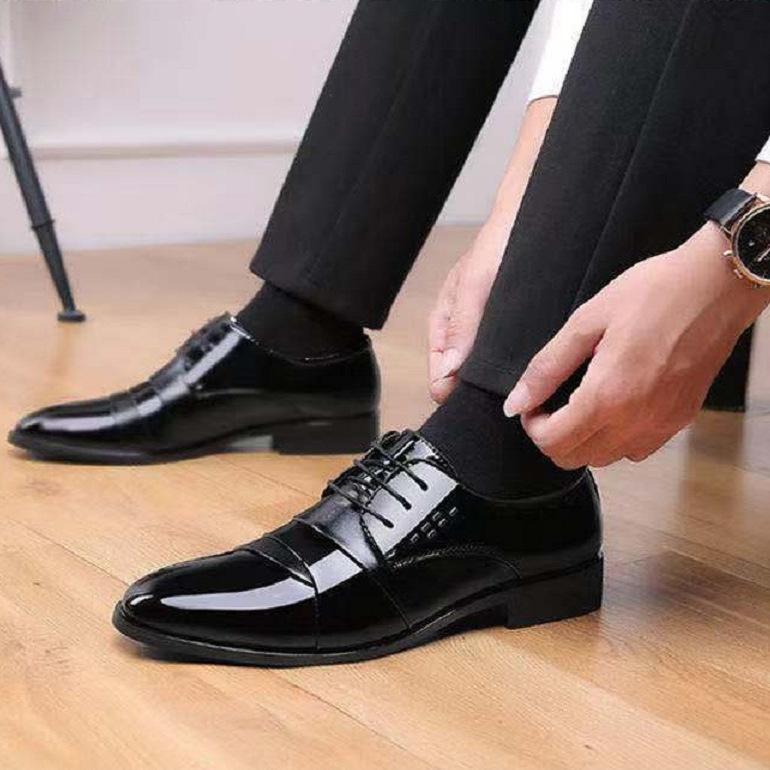 Новые кожаные туфли, мужские молодежные деловые модельные туфли с острым носком, весенне-осенние универсальные свадебные туфли большого размера, рабочая обувь для мужчин